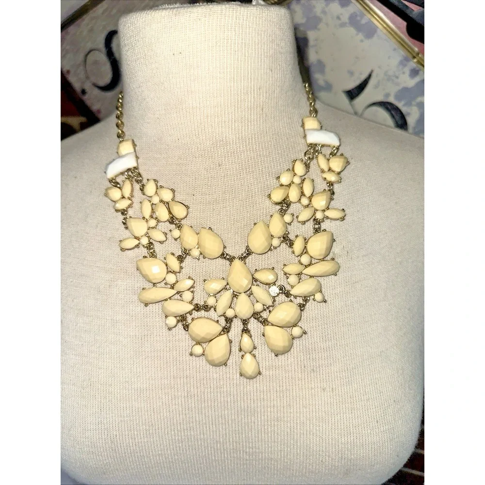 Unbranded Bib Statement Necklace Women OS Cream Gold Tone Excellent Cluster Bib